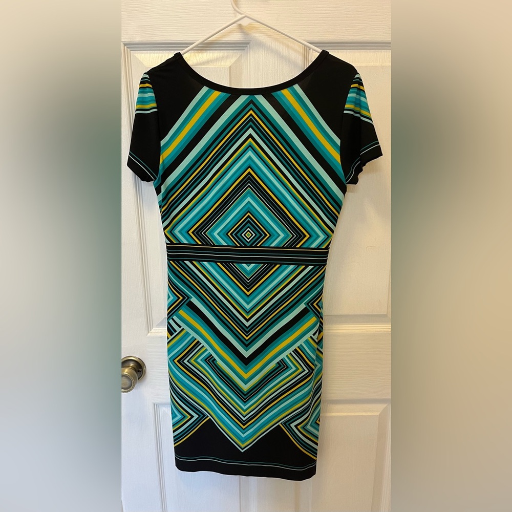 Geometric Pattern Short-Sleeved Dress - Picture 2 of 4